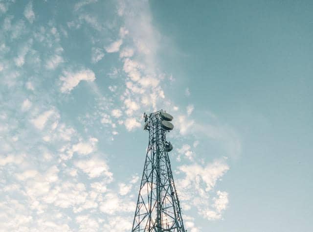 XLSMART Teratas di 700 MHz, Telkomsel Pimpin Frekuensi 2,6 GHz
