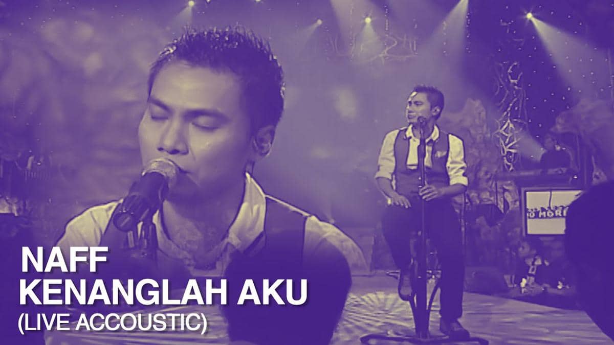 Naff membawakan "Kenanglah Aku".