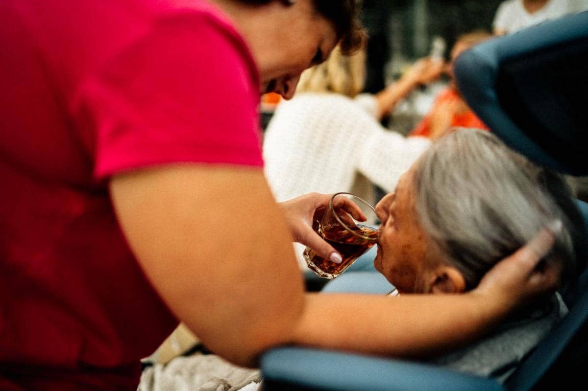 ilustrasi orang tua atau lansia, caregiver