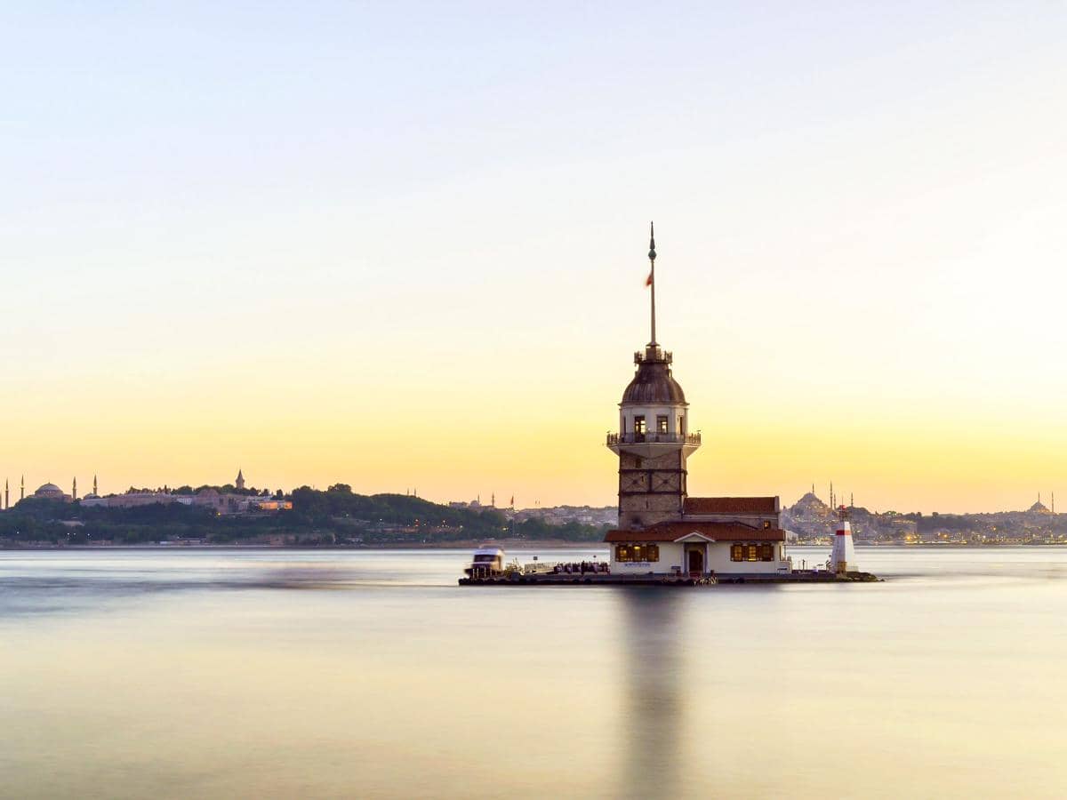 Menara Maiden berdiri di atas pulau kecil di Selat Bosphorus
