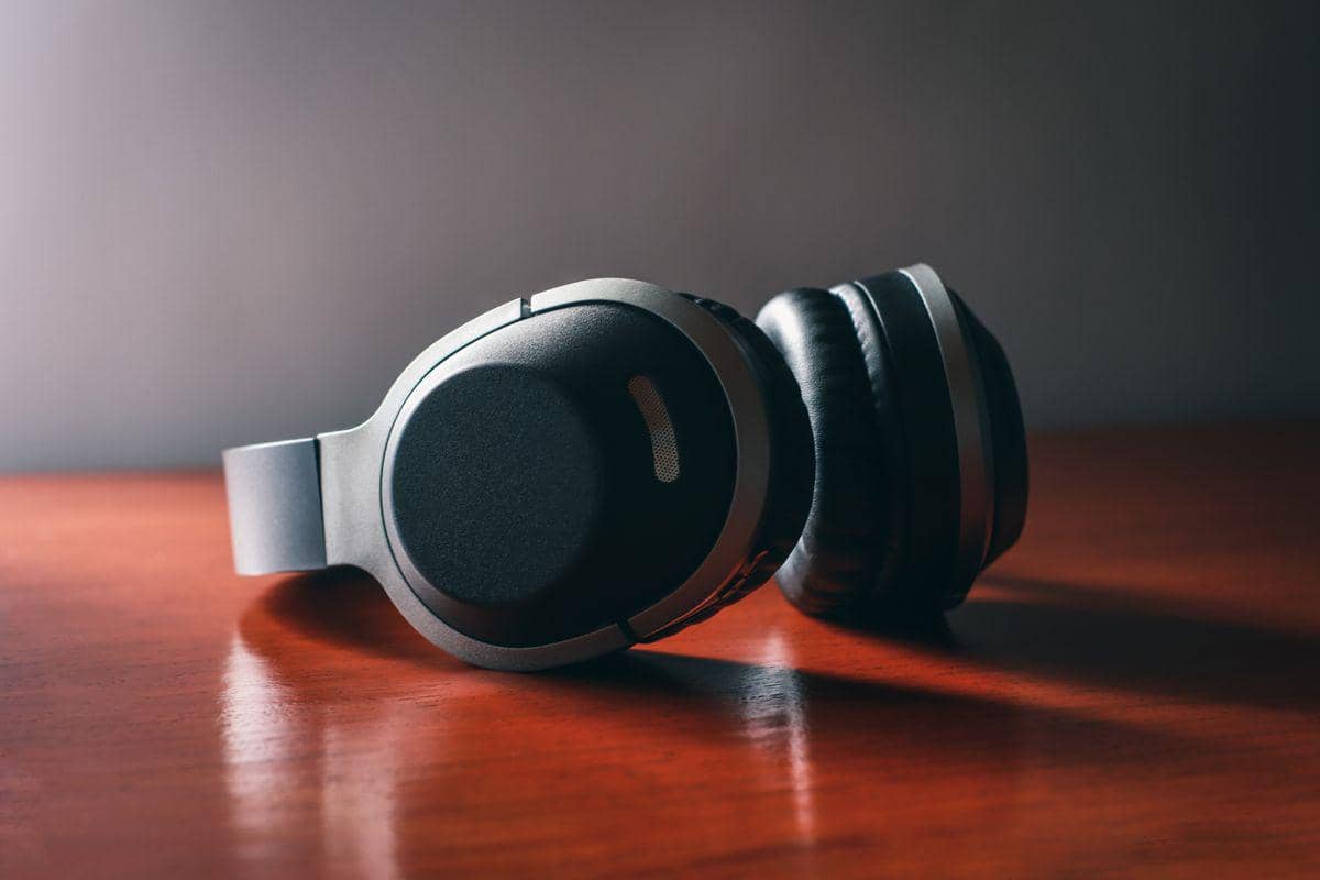 ilustrasi headphones noise-cancelling