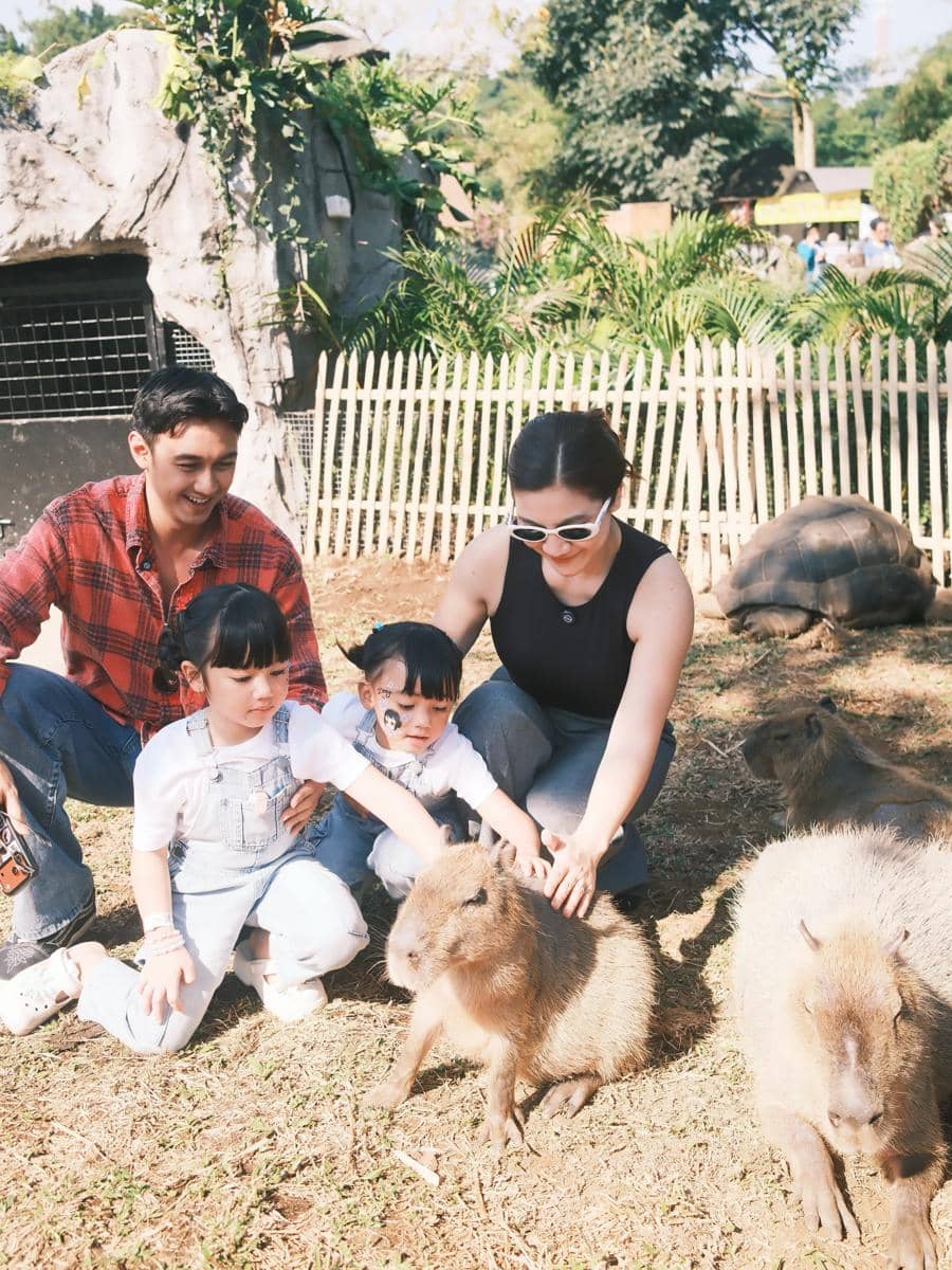 Keluarga Felicya Angelista ke Lembang Park Zoo