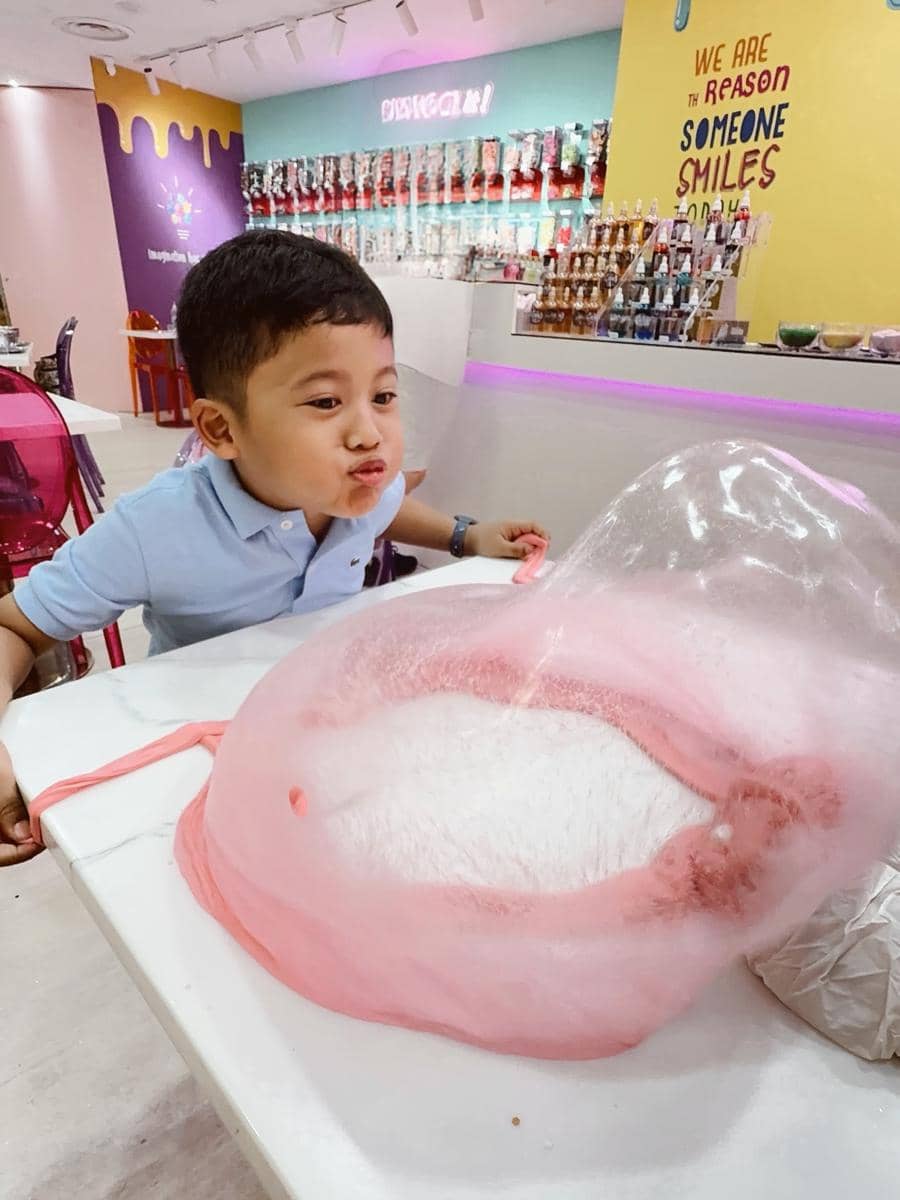 Anissa Aziza ajak anak jalan-jalan di Emerald Hill Singapura