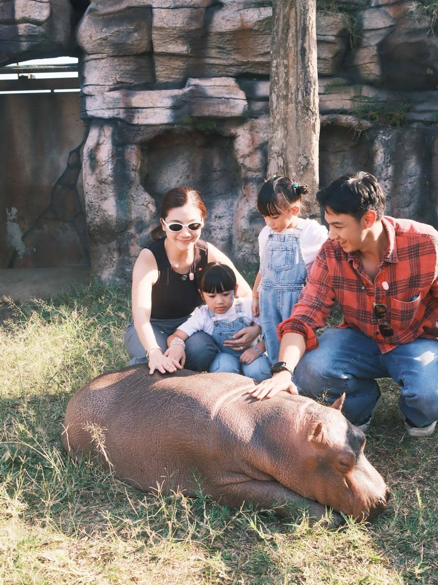 Keluarga Felicya Angelista ke Lembang Park Zoo