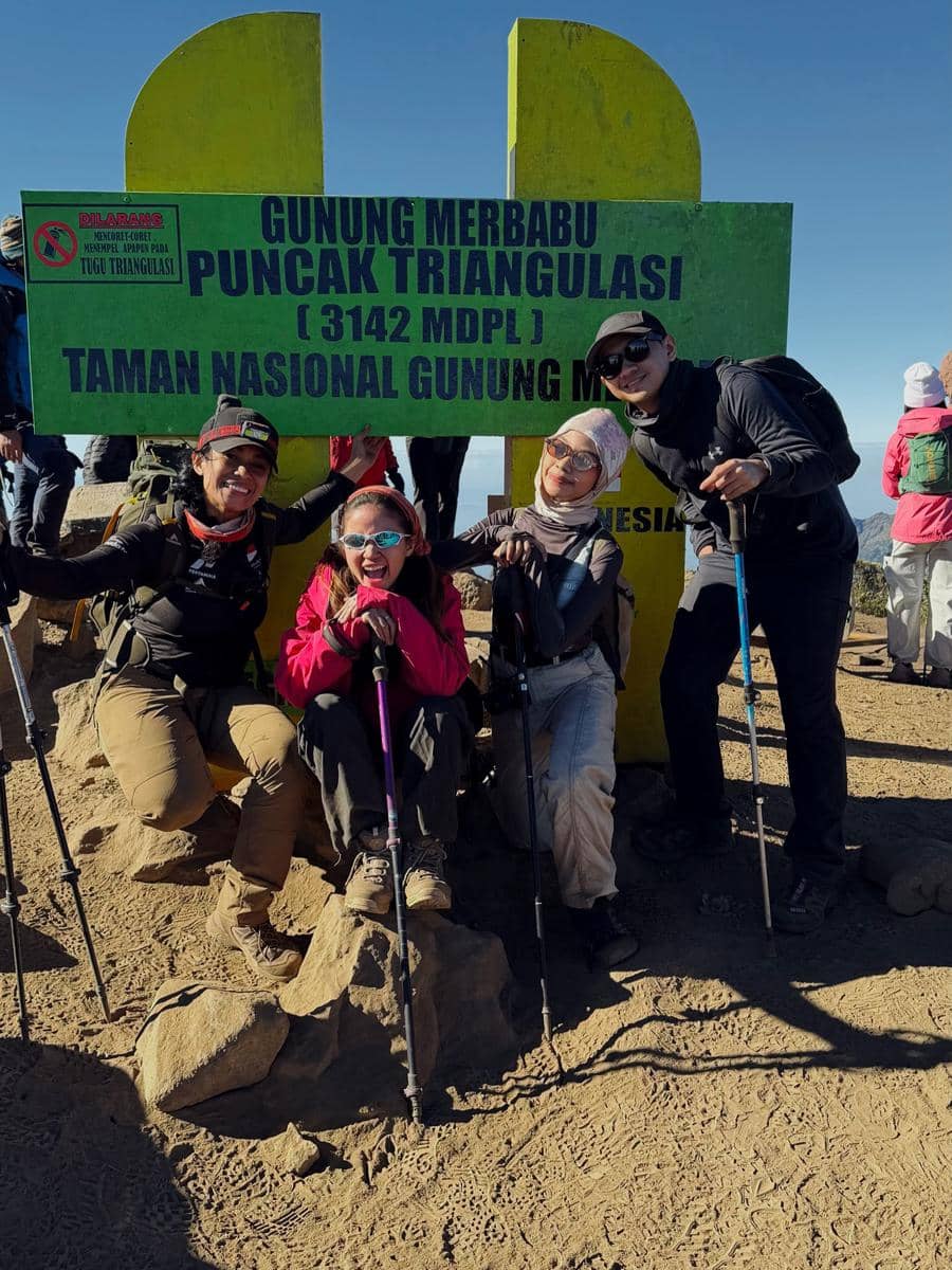 Bella Graceva mendaki Gunung Merbabu