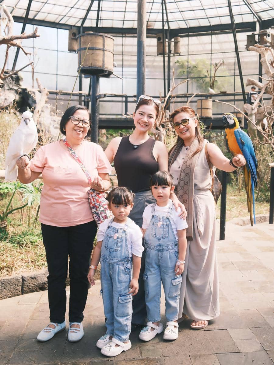 Keluarga Felicya Angelista ke Lembang Park Zoo