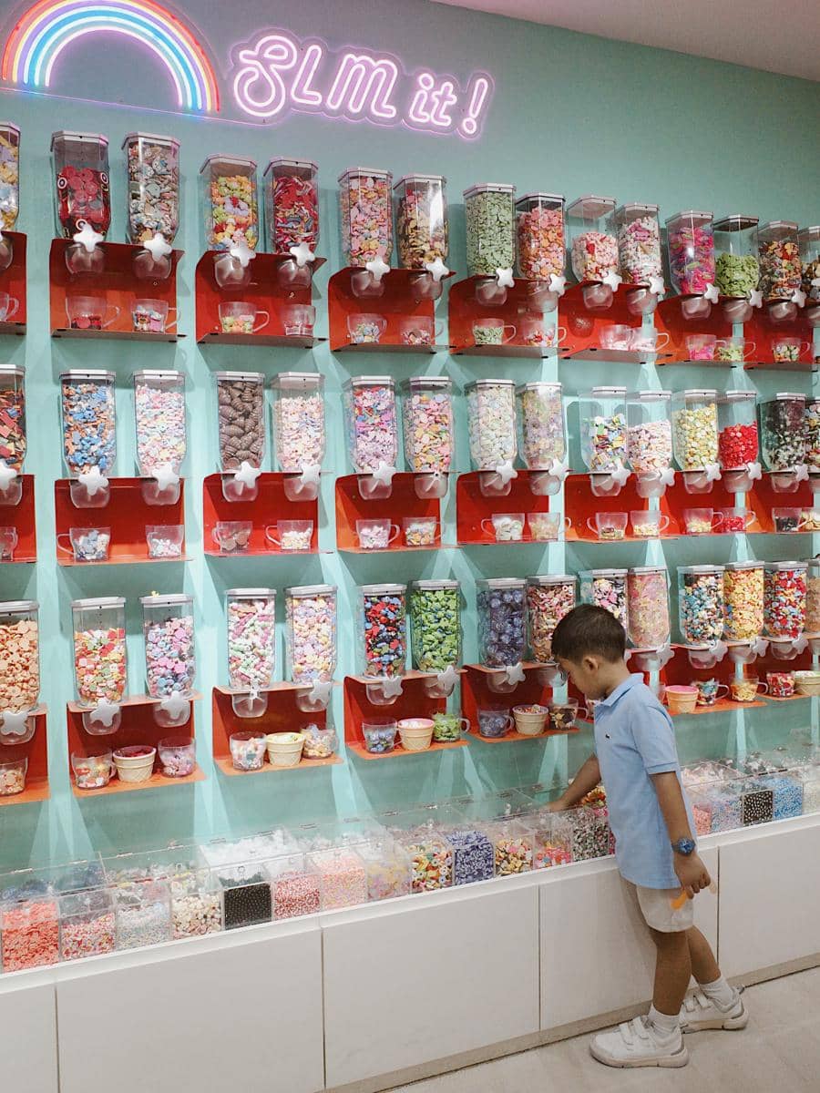 Anissa Aziza ajak anak jalan-jalan di Emerald Hill Singapura
