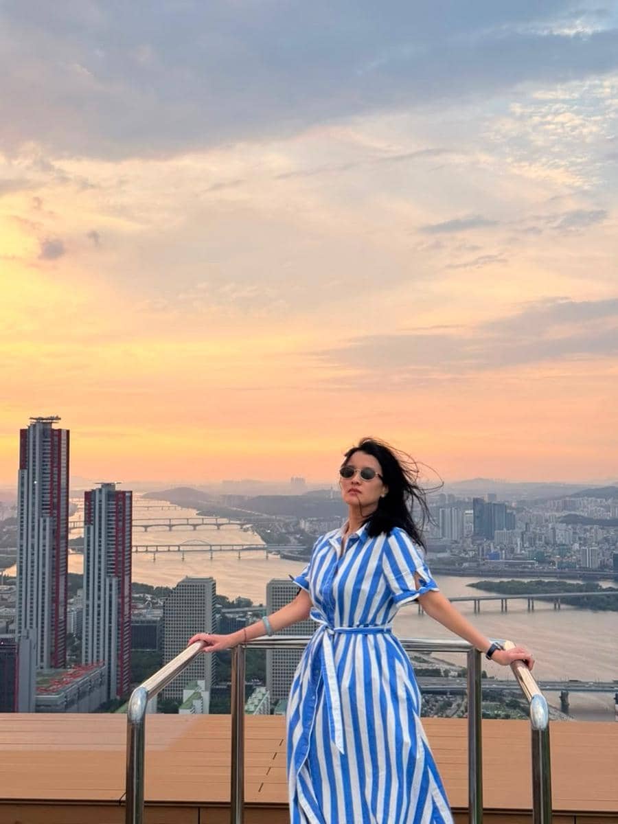Marcella Zalianty menikmati sunset dari 63 SkyPicnic