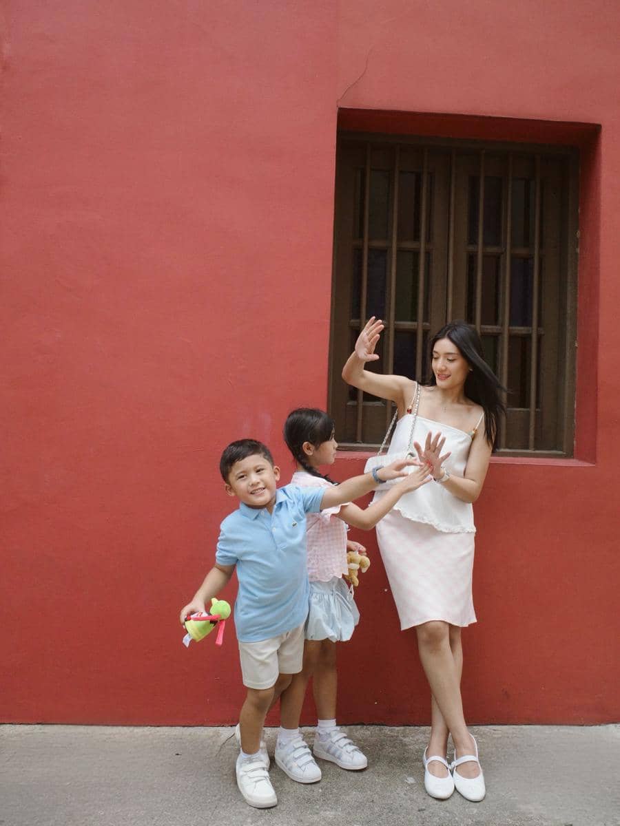 Anissa Aziza ajak anak jalan-jalan di Emerald Hill Singapura