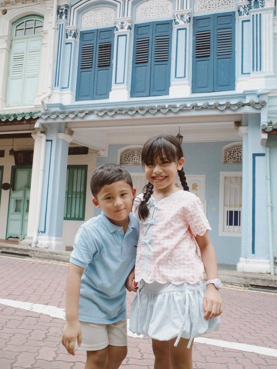 Anissa Aziza ajak anak jalan-jalan di Emerald Hill Singapura
