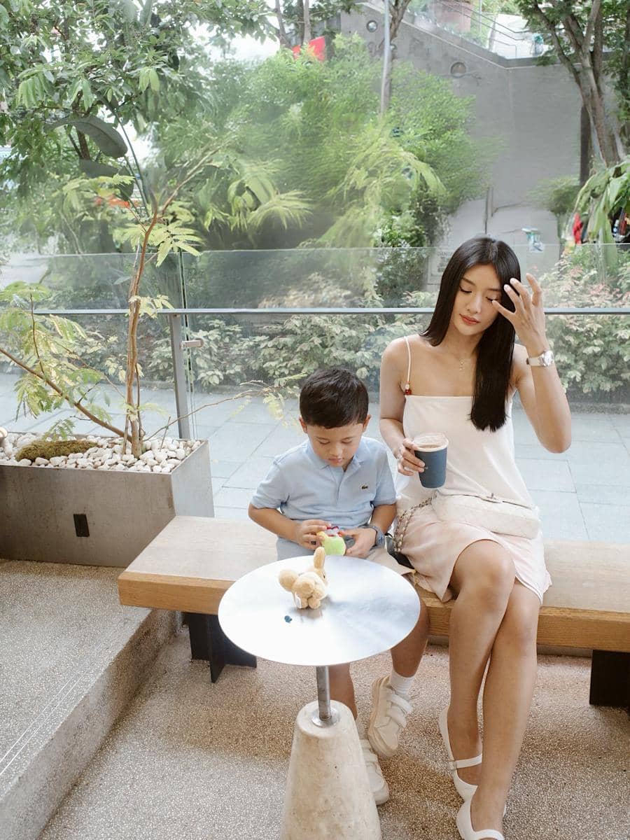 Anissa Aziza ajak anak jalan-jalan di Emerald Hill Singapura