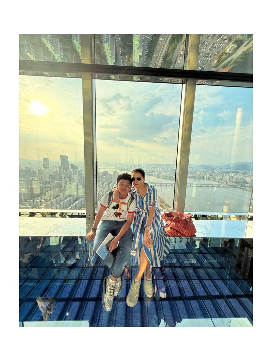 Marcella Zalianty menikmati sunset dari 63 SkyPicnic