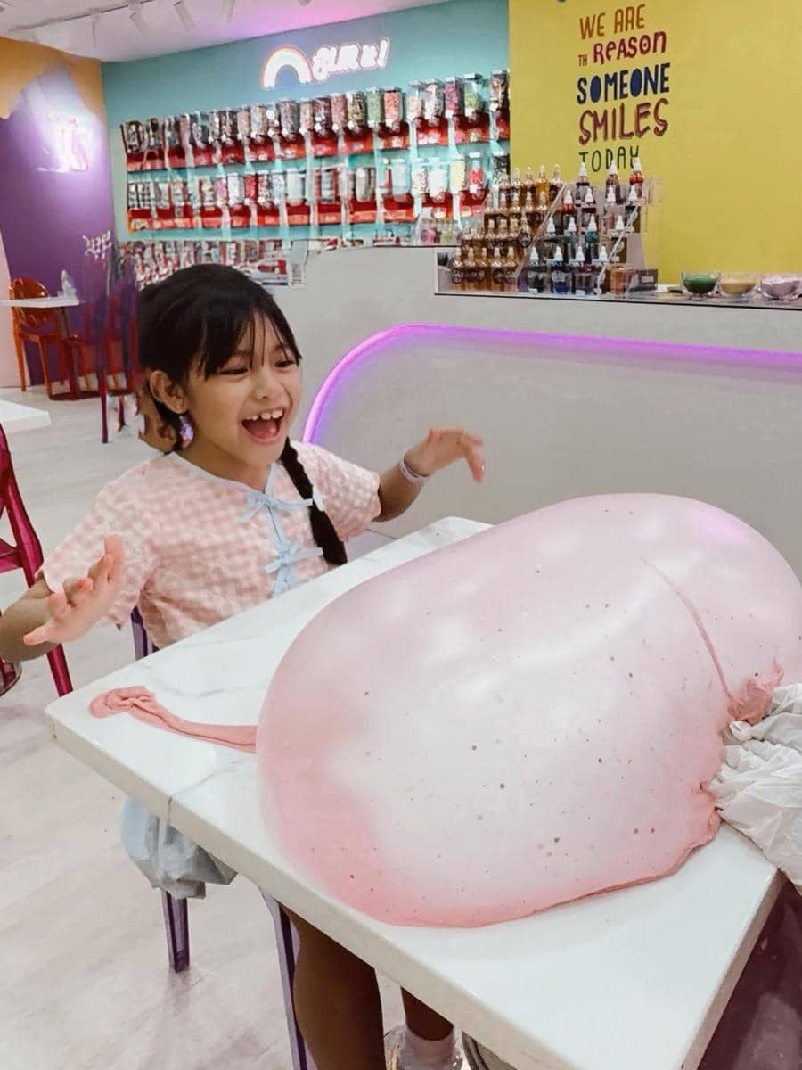Anissa Aziza ajak anak jalan-jalan di Emerald Hill Singapura