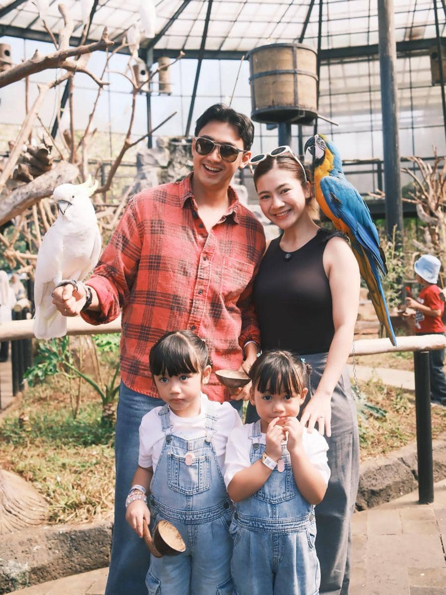 Keluarga Felicya Angelista ke Lembang Park Zoo