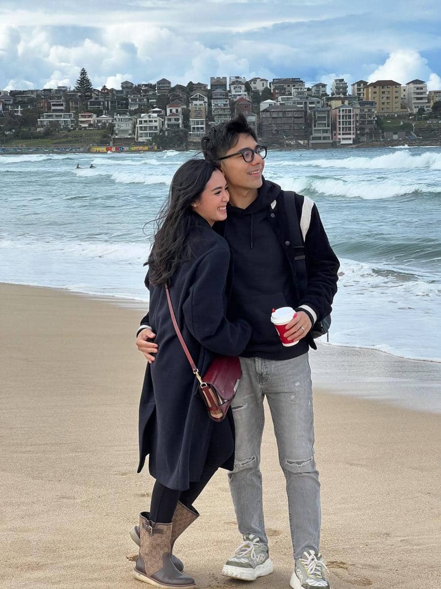 Claudia Andhara dan keluarga liburan di Bandi Beach