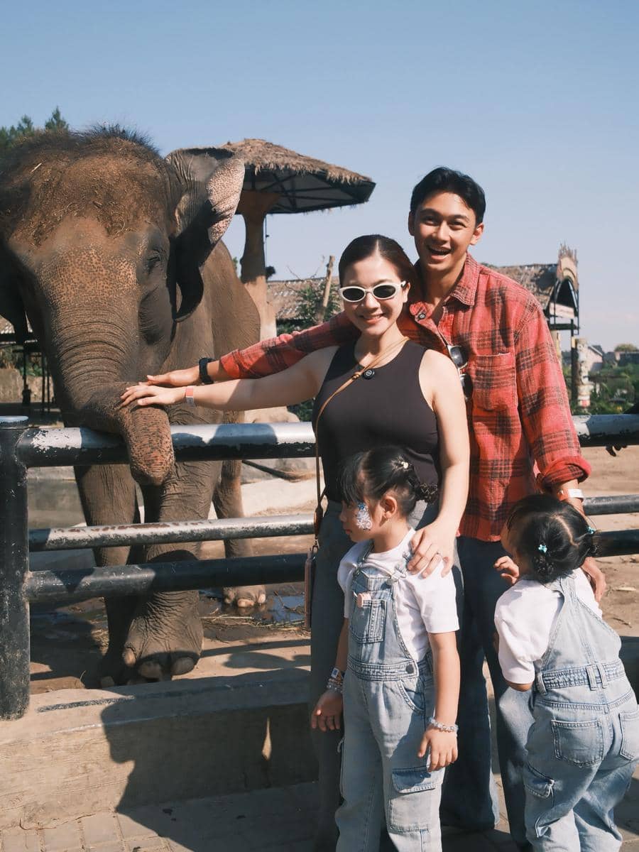 Keluarga Felicya Angelista ke Lembang Park Zoo