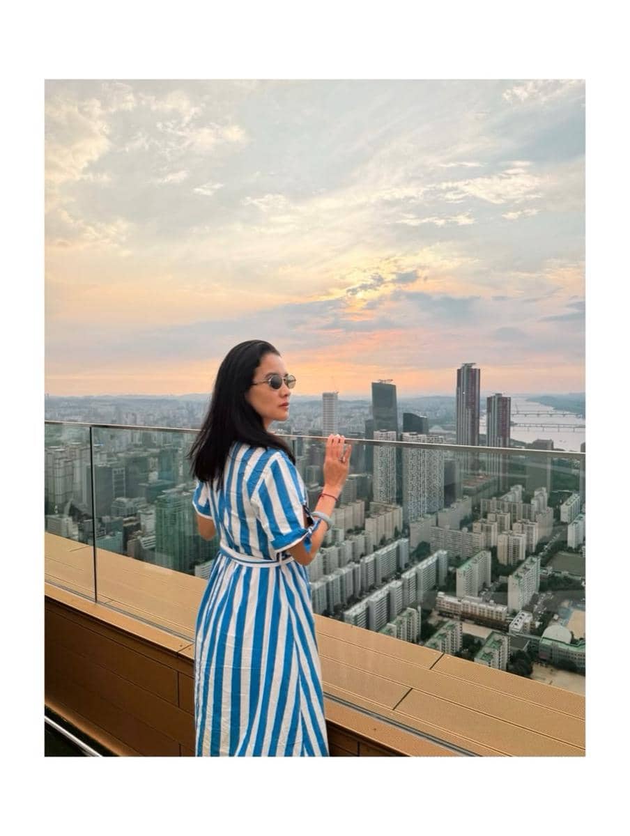 Marcella Zalianty menikmati sunset dari 63 SkyPicnic