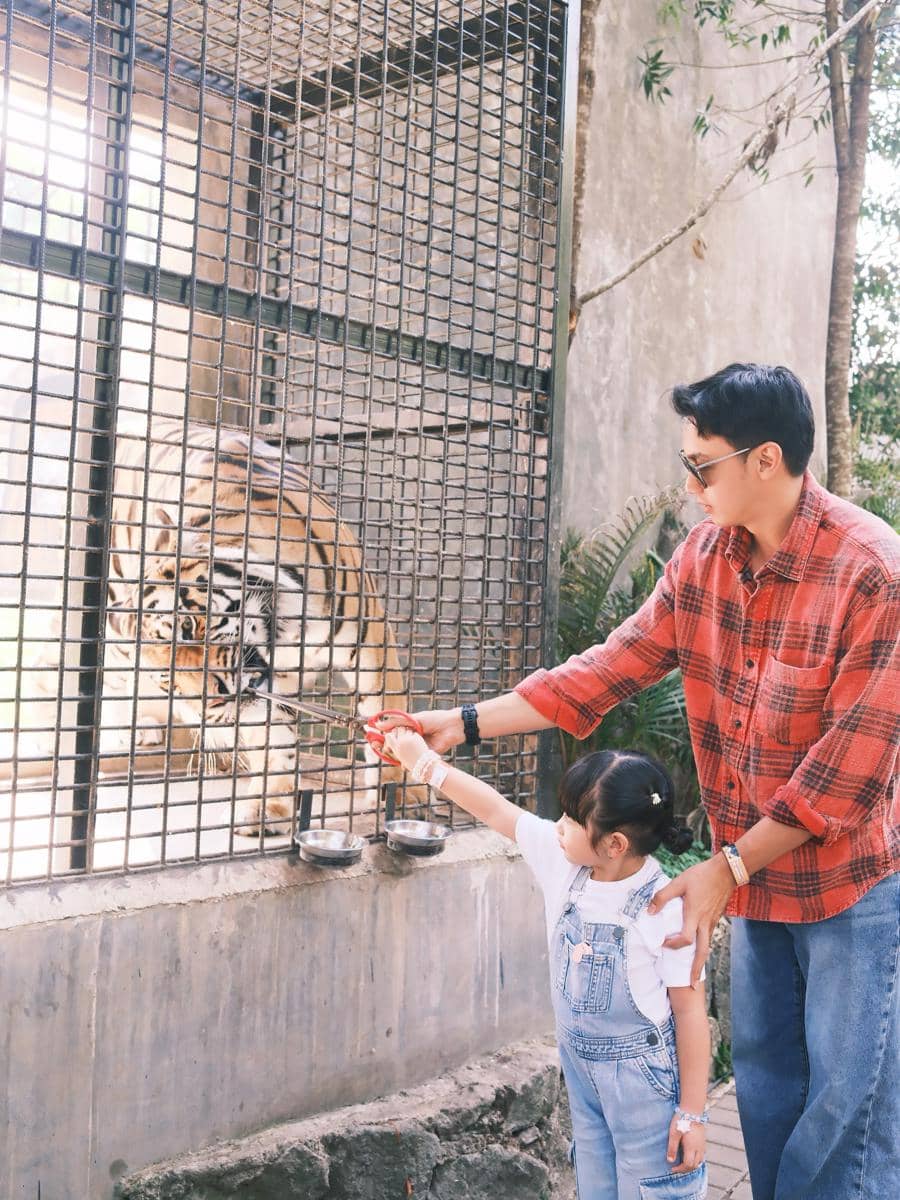 Keluarga Felicya Angelista ke Lembang Park Zoo