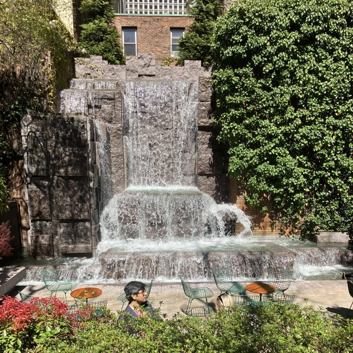 bersantai di Greenacre Park
