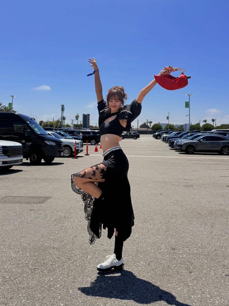 Look Lisa BLACKPINK Nonton Pertandingan Belgia vs. Spanyol (instagram.com/lalalalisa_m)
