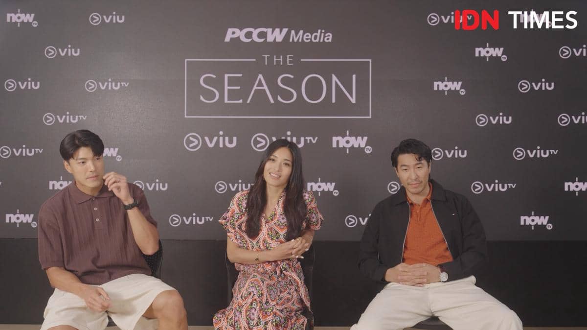 Tiga anggota pemeran The Season duduk bersama dalam wawancara virtual dengan latar belakang logo Viu dan PCCW Media.
