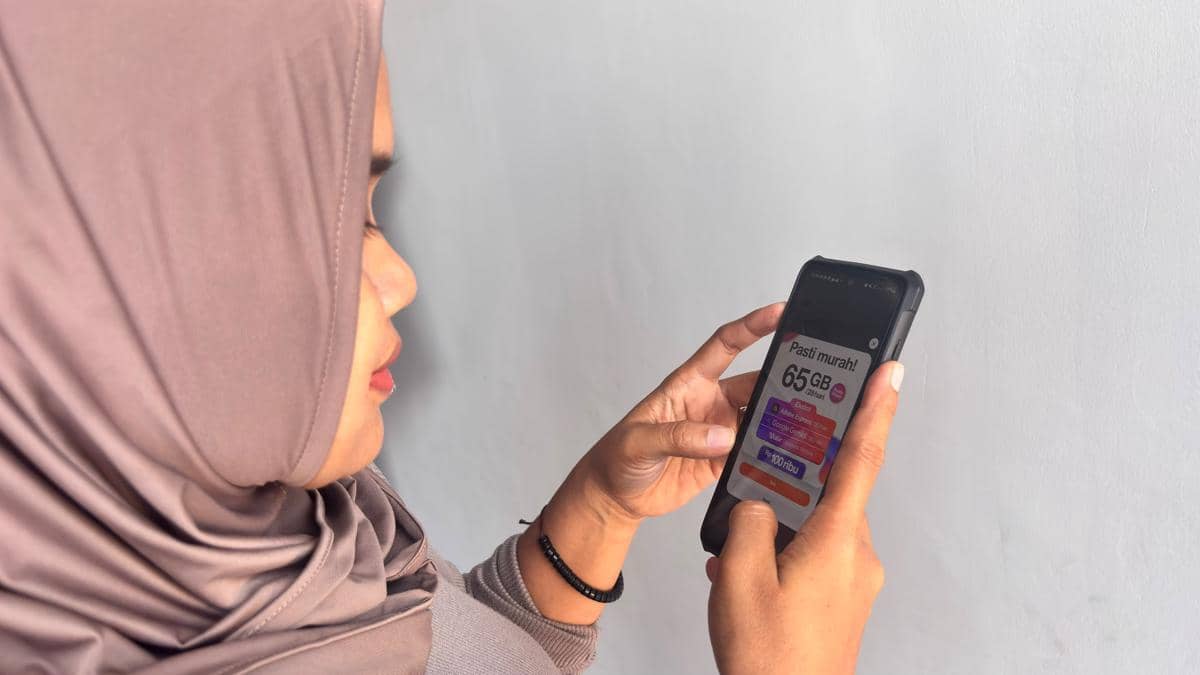 Kiki, ibu rumah tangga di Palembang saat membuka aplikasi Bima+ untuk mengecek sisa paket internet yang dimilikinya.