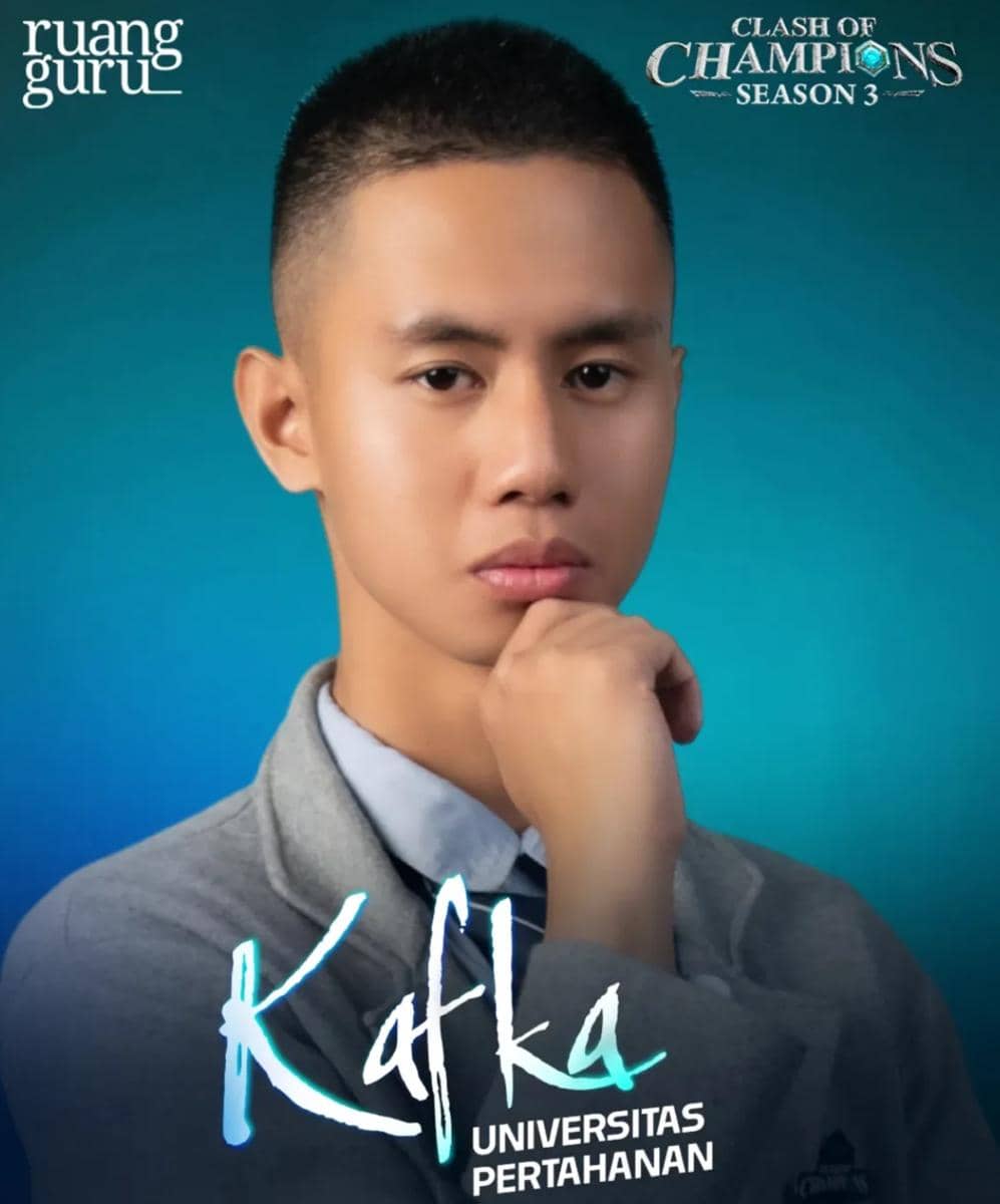 Seorang peserta bernama Kafka dari Universitas Pertahanan berpose dengan latar biru dalam ajang Clash of Champions Season 3.