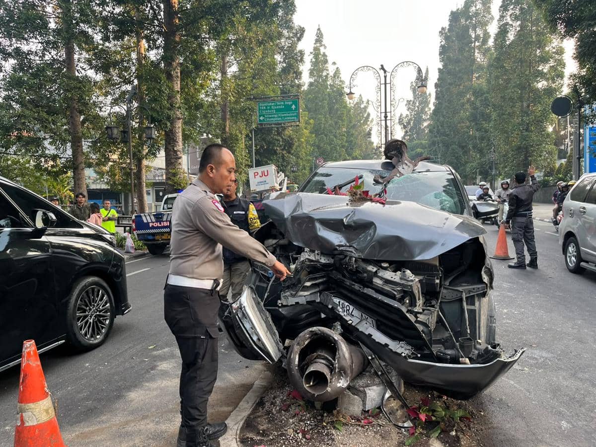 Diduga Mabuk, Sopir Minibus Tabrak Tiang PJU di Dago