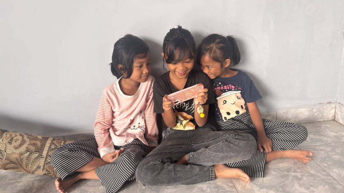 Tiga anak Kiki Wulandari, Alda, Agni, dan Aura saat sedang bermain HP, usai belajar.