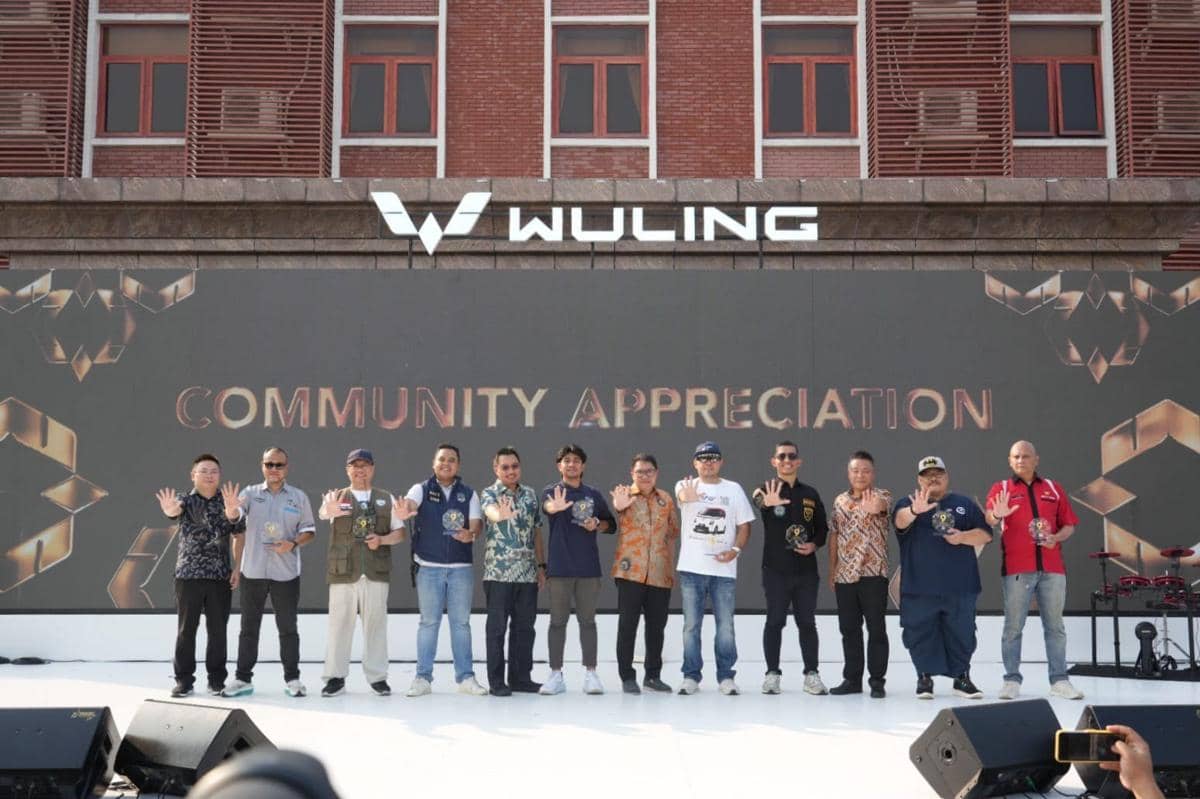 Perwakilan komunitas berdiri di atas panggung menerima penghargaan dari Wuling dalam acara Community Appreciation di depan gedung.