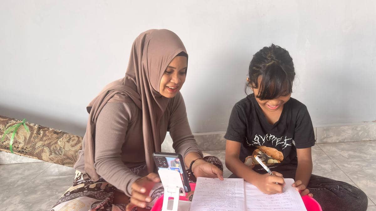 Kiki Wulandari saat mendampingi anaknya, Agni, belajar memanfaatkan AI Google Gemini lewat ponsel.