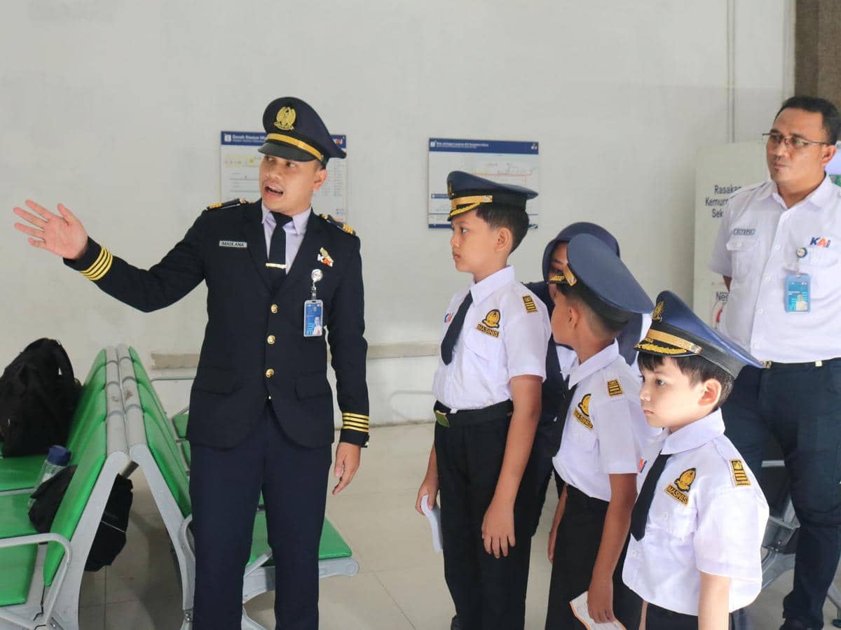 Tiga Anak Jalani Sehari Sebagai Petugas KAI di Stasiun Medan
