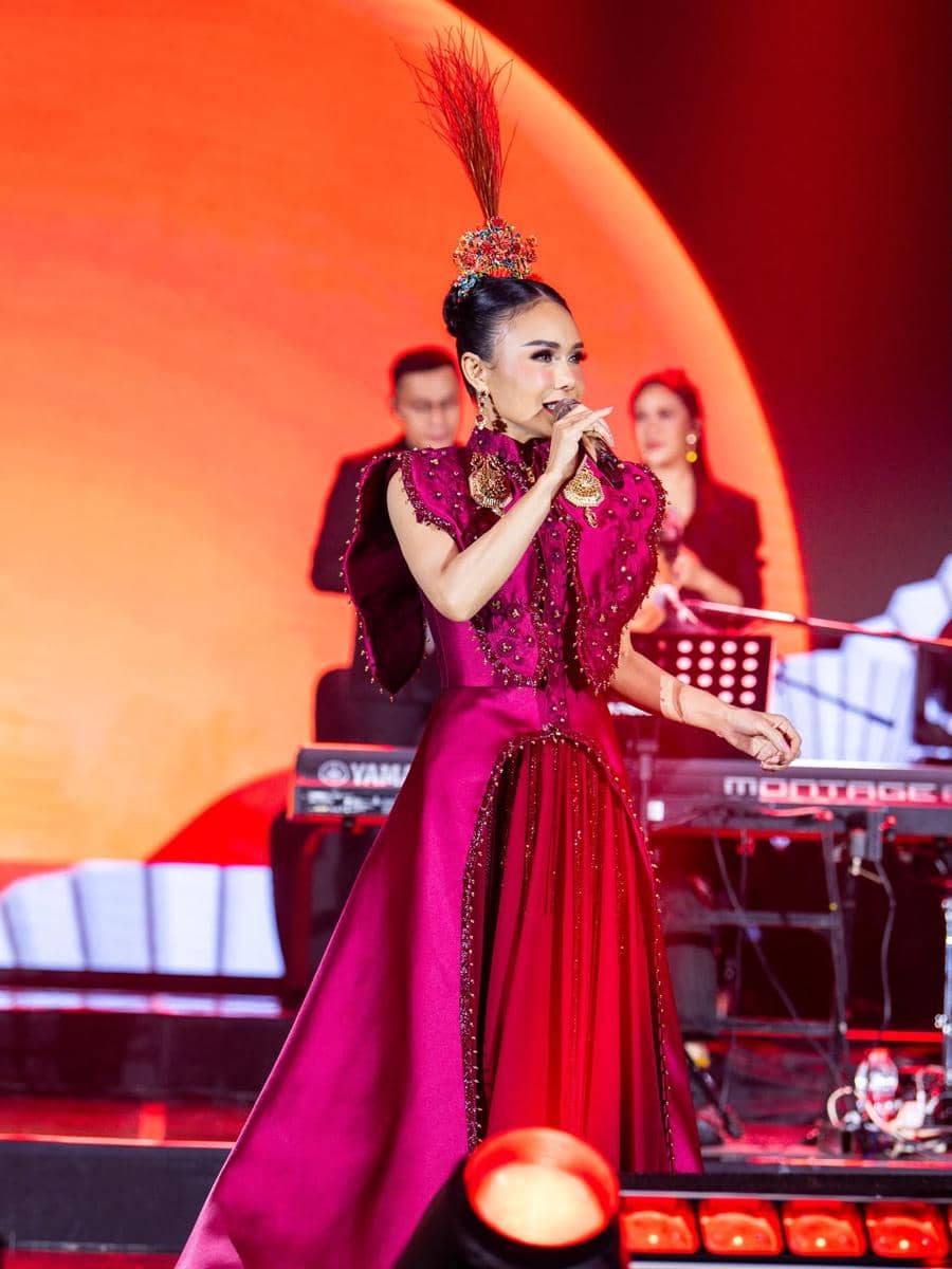 look panggung Yuni Shara