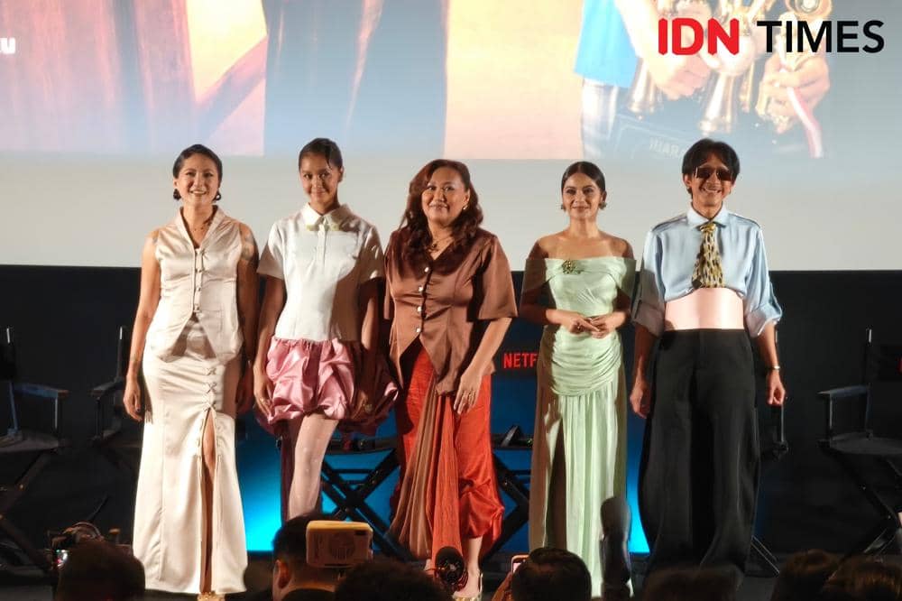 Potret Gina S. Noer bersama para cast Aku Sebelum Aku saat press conference di Senayan, Jakarta, Sabtu (11/7/2026) (IDN Times/Juan Dwi)