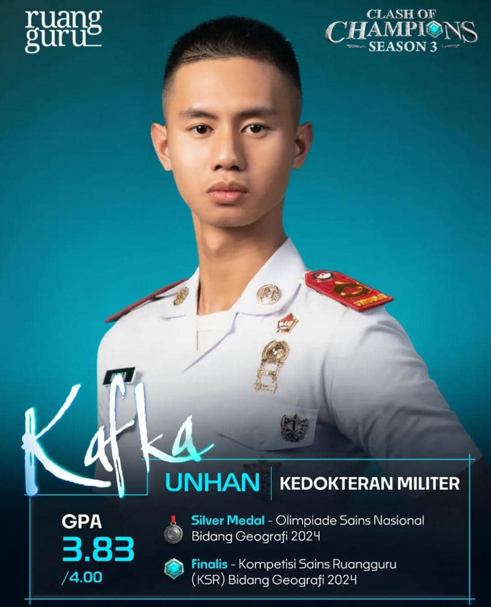 Seorang mahasiswa kedokteran militer UNHAN mengenakan seragam putih dengan latar biru, menampilkan prestasi akademik dan kompetisi sains.
