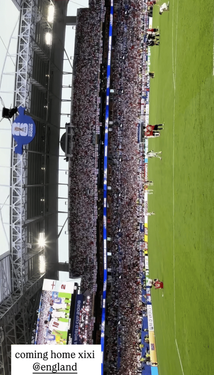 Stadion penuh penonton saat pertandingan sepak bola Inggris melawan Norwegia di Piala Dunia 2026 dengan skor 2-0 di layar besar.