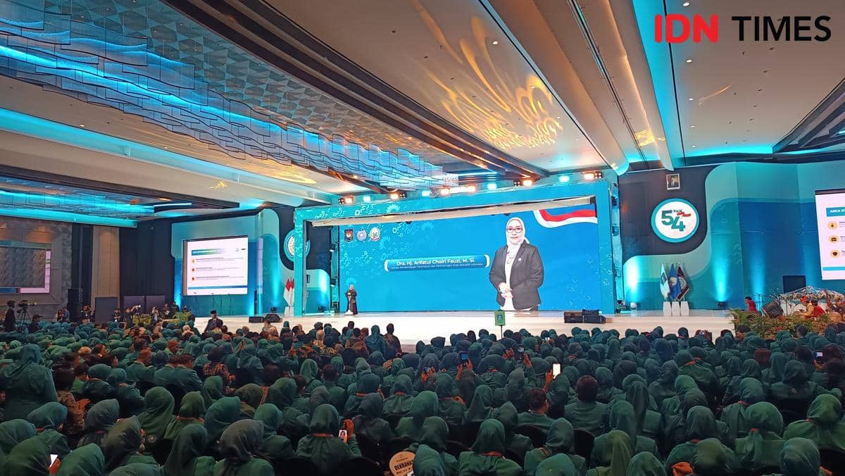 Suasana puncak peringatan Hari Kesatuan Gerak PKK ke-54 di Hotel Claro Makassar dengan peserta mengenakan seragam hijau dan panggung berwarna biru.