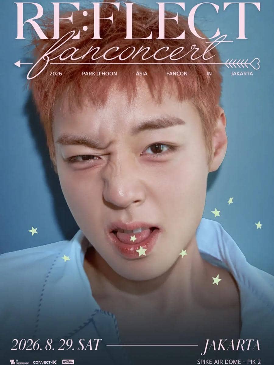 Poster fancon bertema RE:FLECT menampilkan seorang pria berambut pendek berwarna oranye dengan latar biru dan hiasan bintang kecil.