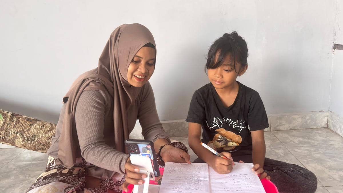 Temani Anak Belajar Pakai AI, Ibu 3 Anak di Palembang Andalkan Tri