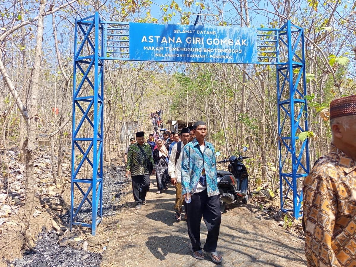Menepikan Ego, Ribuan Jemaah Sewulan Ziarah Naik Gunung Nglarangan