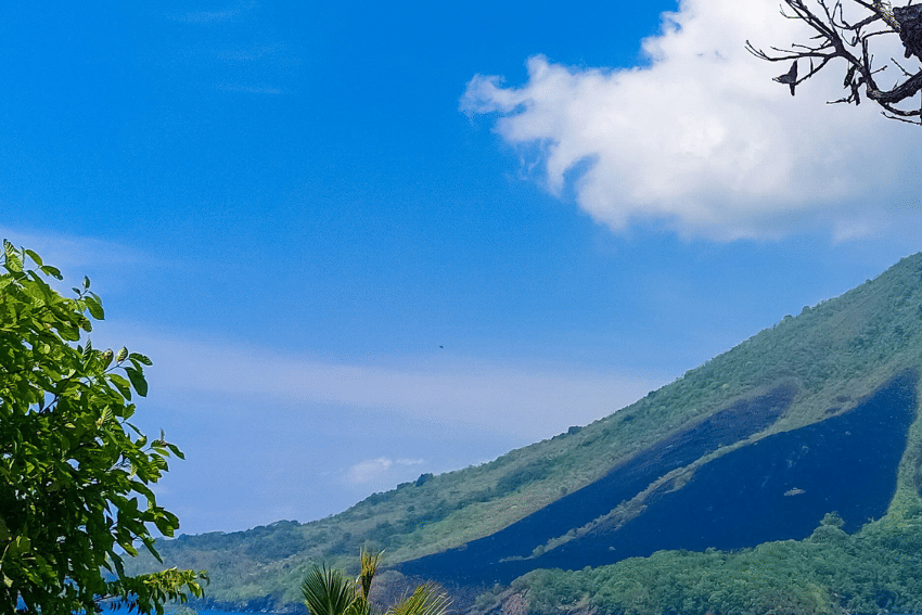 Potret Gunung Api Banda di Banda Neira, Maluku Tengah
