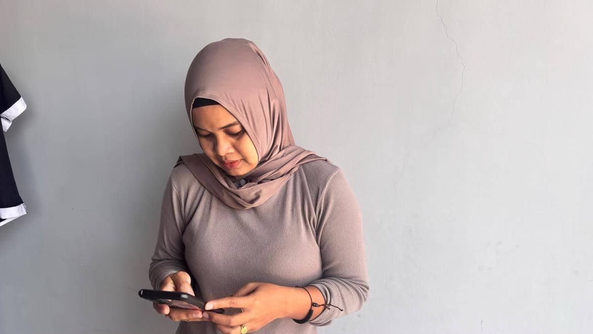 Kiki Wulandari, ibu rumah tangga asal Palembang sedang scrolling media sosial.