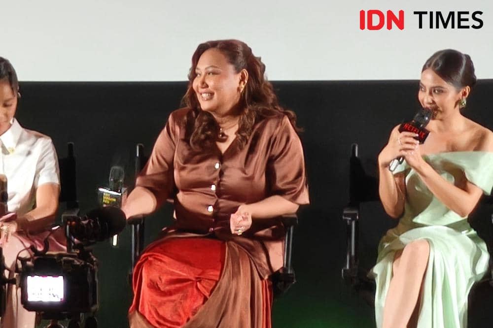 Potret Gina S. Noer bersama para cast Aku Sebelum Aku saat press conference di Senayan, Jakarta, Sabtu (11/7/2026) (IDN Times/Juan Dwi)
