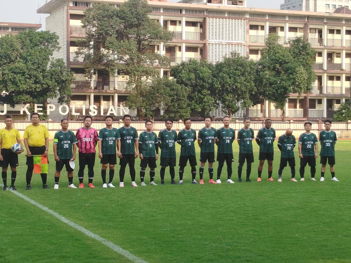 Para pemain Inkracht Sakti FC berbaris di lapangan sepak bola bersama wasit sebelum laga uji coba menjelang Kejuaraan Dunia di Bali.