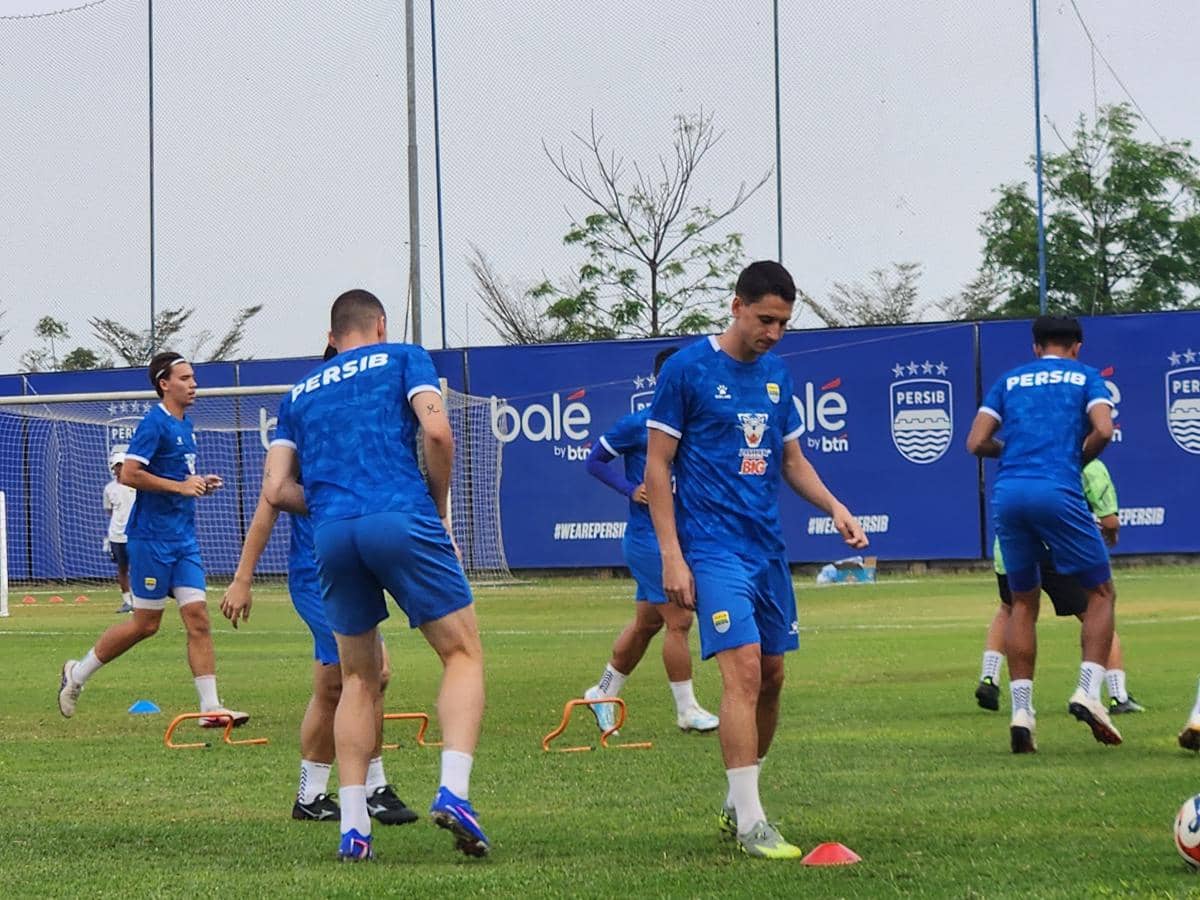 Luka Menalo Kaget Diserbu Bobotoh yang Minta Foto Bersama