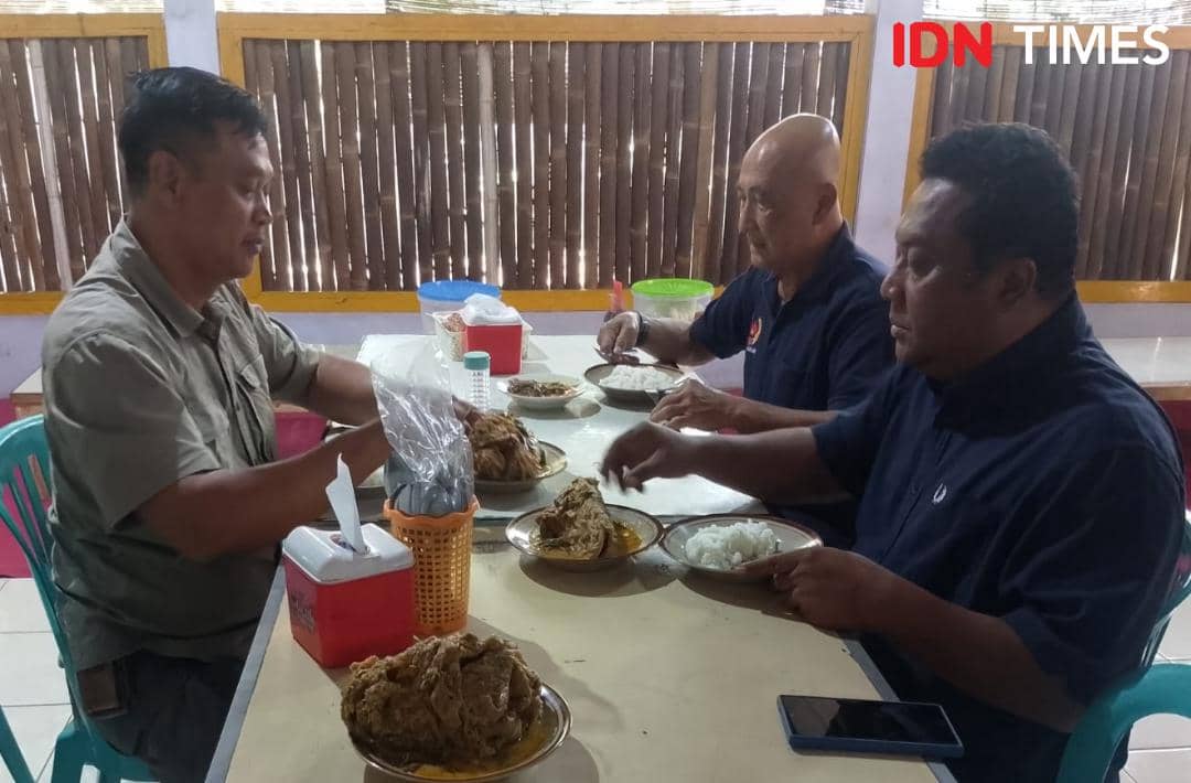 Tiga pria duduk di meja makan menikmati hidangan mangut ikan beong khas Borobudur di sebuah rumah makan di Magelang.