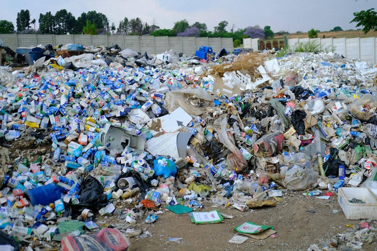 Ilustrasi gunungan sampah