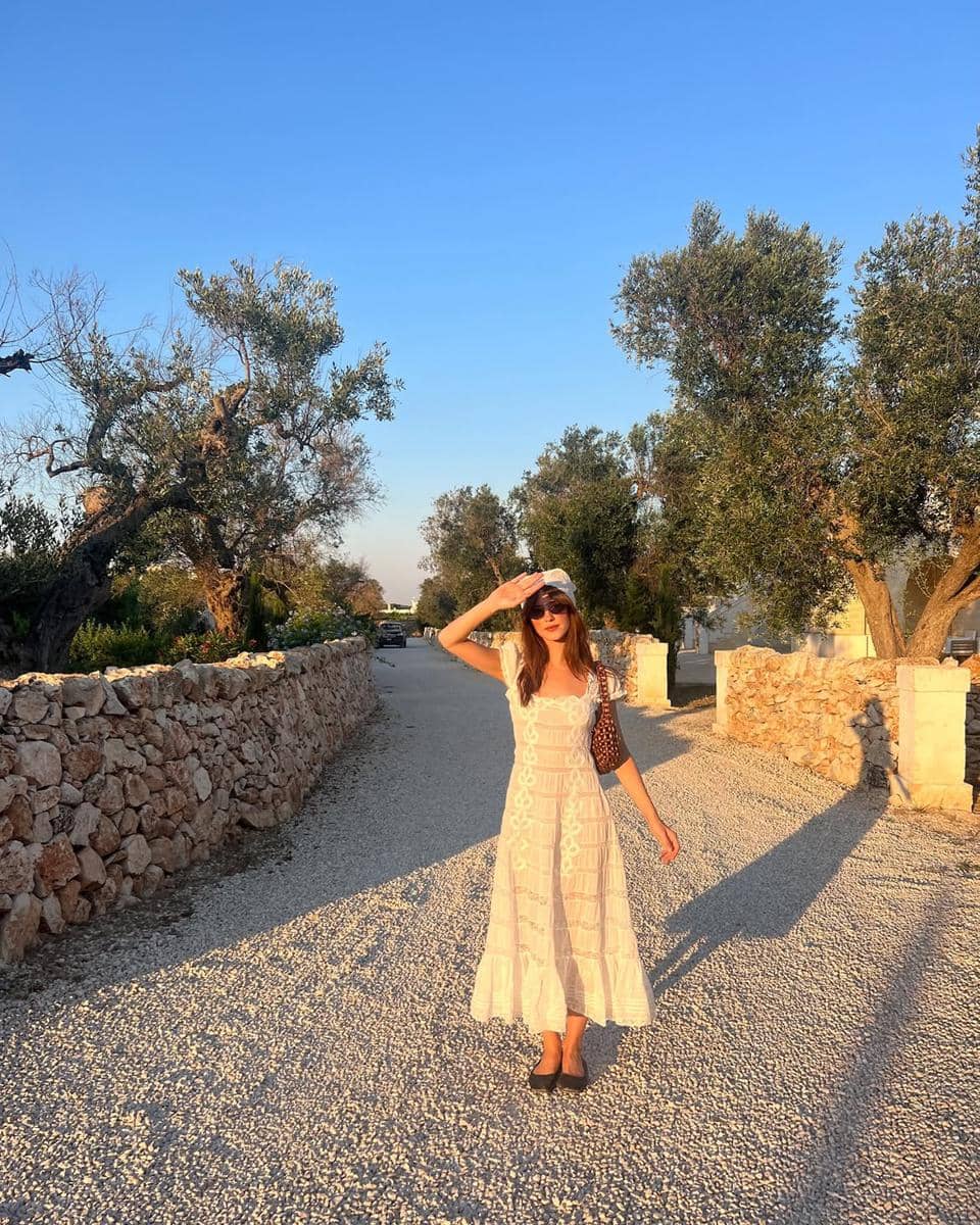 inspirasi outfit kasual ala Daisy Edgar-Jones