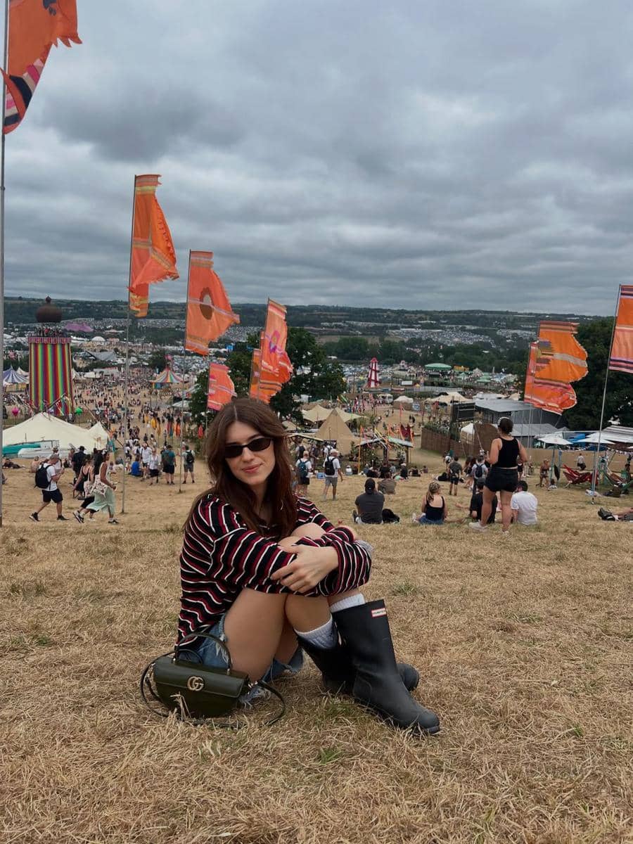 gaya outfit kasual ala Daisy Edgar-Jones