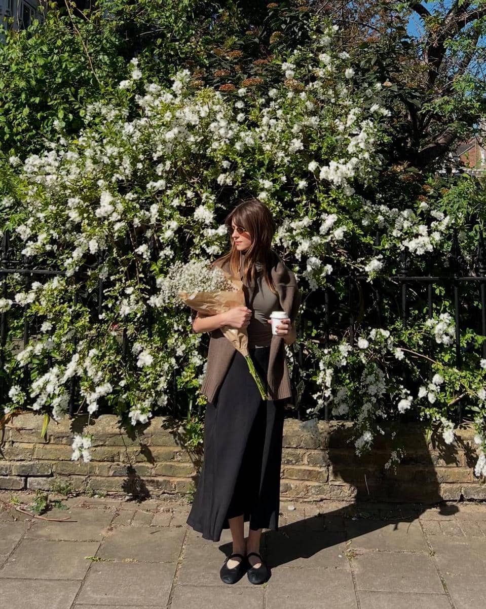 style kasual ala Daisy Edgar-Jones